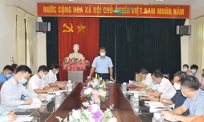 Họp bàn khắc phục sự cố nứt đê Hữu Hồng