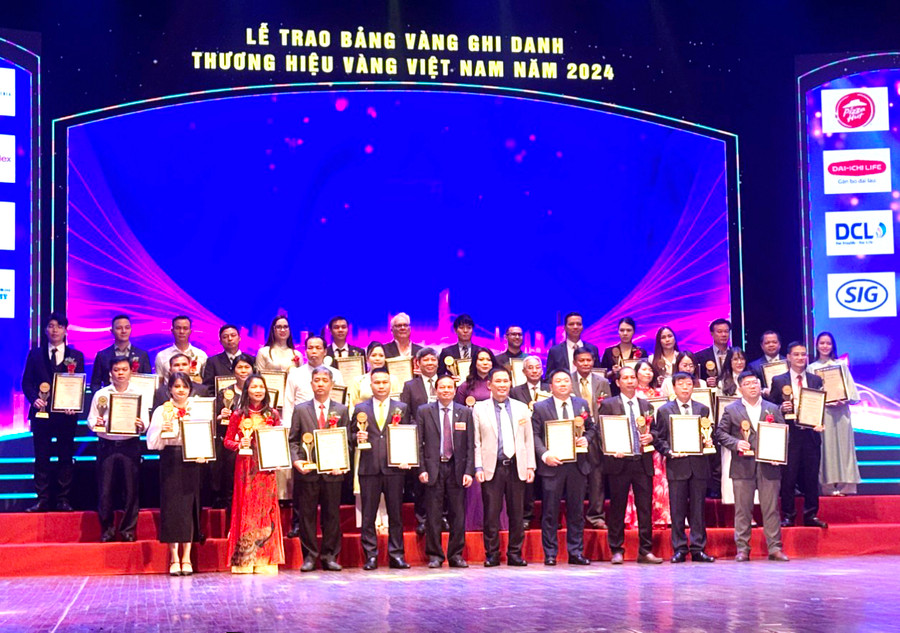 Đại diện lãnh đạo các đơn vị nhận giải thưởng Top 20 Thương hiệu vàng dành chụp ảnh lưu niệm cùng Ban tổ chức. Đại diện lãnh đạo các đơn vị nhận giải thưởng Top 20 Thương hiệu vàng dành chụp ảnh lưu niệm cùng Ban tổ chức.