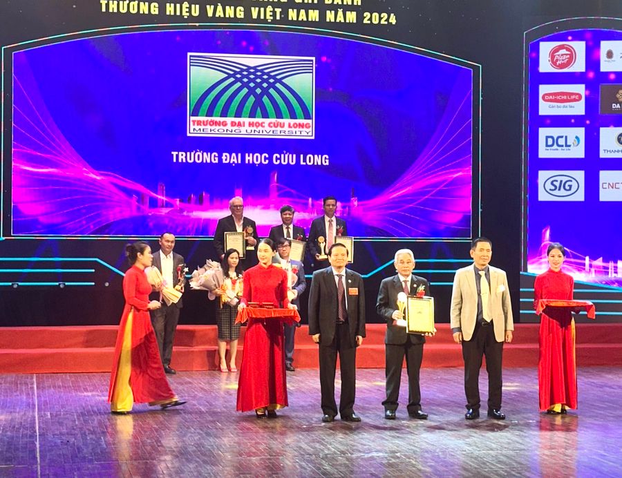 PGS.TS Lương Minh Cừ - Bí thư Đảng ủy, Hiệu trưởng Trường ĐH Cửu Long nhận giải thưởng Top 20 Thương hiệu vàng dành cho tập thể.