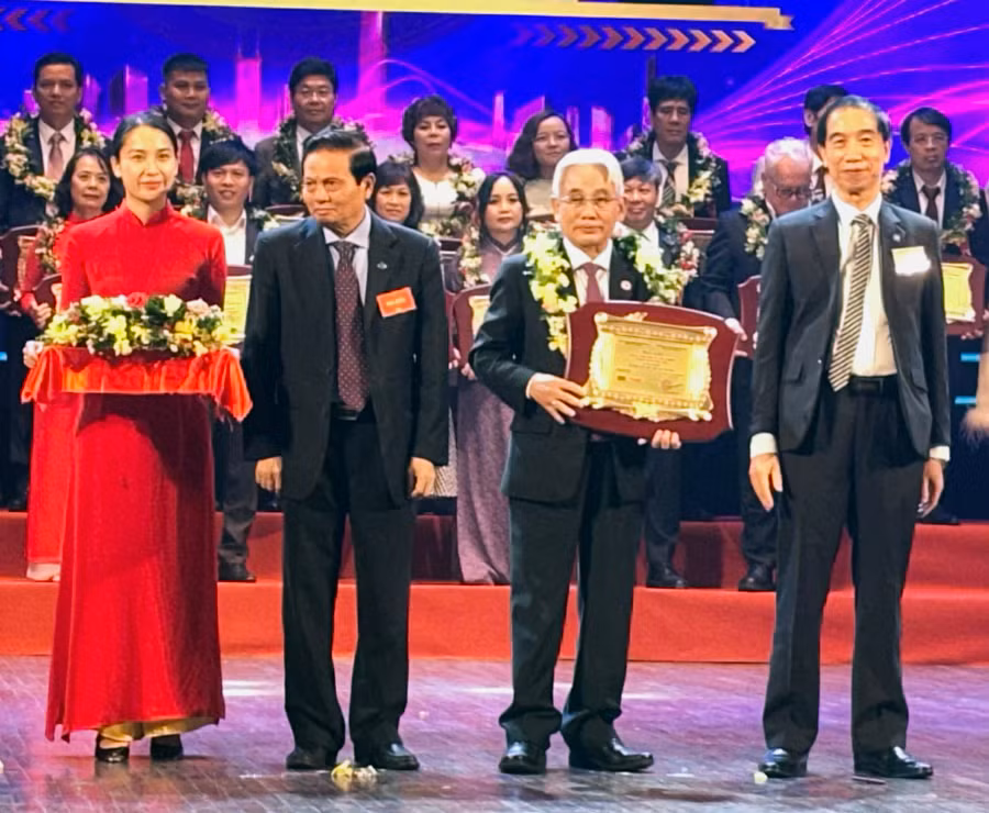 Nhà giáo Ưu tú, Phó Giáo sư, Tiến sĩ Lương Minh Cừ - Bí thư Đảng ủy, Hiệu trưởng Trường ĐH Cửu Long nhận giải thưởng Trí thức tiêu biểu Việt Nam.