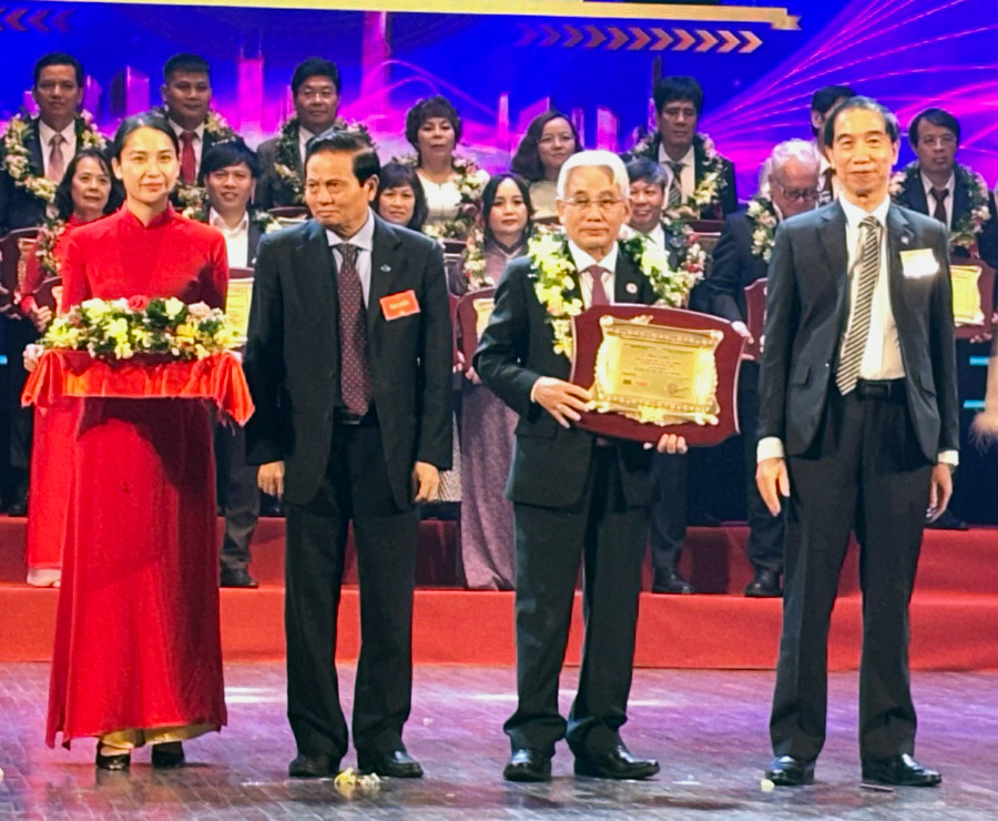 Nhà giáo Ưu tú, Phó Giáo sư, Tiến sĩ Lương Minh Cừ - Bí thư Đảng ủy, Hiệu trưởng Trường ĐH Cửu Long nhận giải thưởng Trí thức tiêu biểu Việt Nam. Nhà giáo Ưu tú, Phó Giáo sư, Tiến sĩ Lương Minh Cừ - Bí thư Đảng ủy, Hiệu trưởng Trường ĐH Cửu Long nhận giải thưởng Trí thức tiêu biểu Việt Nam.