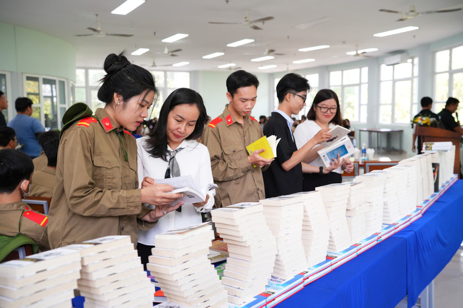 Đông đảo bạn đọc đến đọc sách. Đông đảo bạn đọc đến đọc sách.