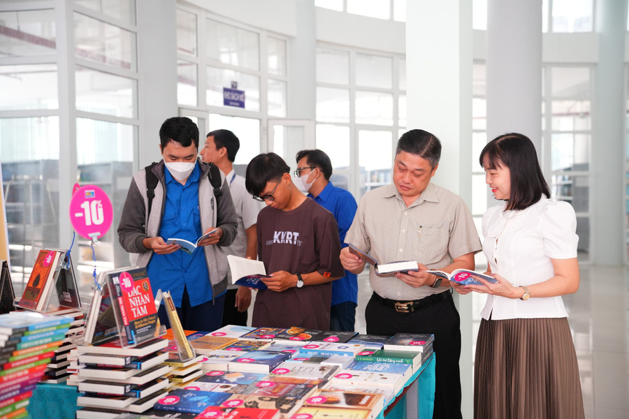 Tuần lễ Sách và Văn hoá đọc Việt Nam năm 2024 tại Trường ĐH Kiên Giang diễn ra từ ngày 15 đến ngày 19/4. Tuần lễ Sách và Văn hoá đọc Việt Nam năm 2024 tại Trường ĐH Kiên Giang diễn ra từ ngày 15 đến ngày 19/4.