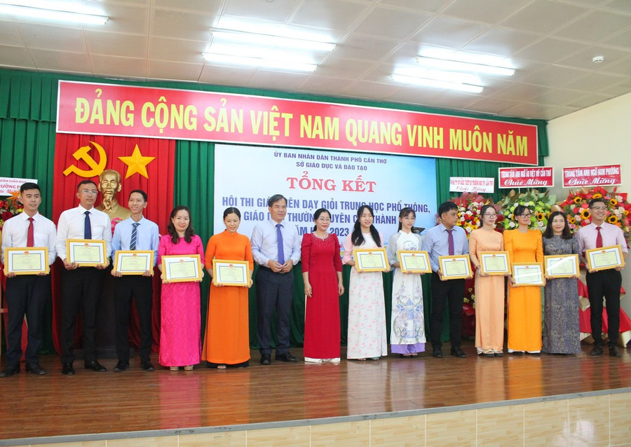 Ông Nguyễn Phúc Tăng, Phó Giám đốc Sở GD&ĐT và bà Lý Hồng Ngọc, Chủ tịch Công đoàn ngành Giáo dục thành phố khen thưởng các giáo viên đoạt giải. Ông Nguyễn Phúc Tăng, Phó Giám đốc Sở GD&ĐT và bà Lý Hồng Ngọc, Chủ tịch Công đoàn ngành Giáo dục thành phố khen thưởng các giáo viên đoạt giải.