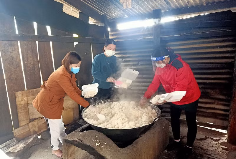 Giáo viên tình nguyện chăm sóc, nấu ăn, hỗ trợ học sinh ở trong trường.