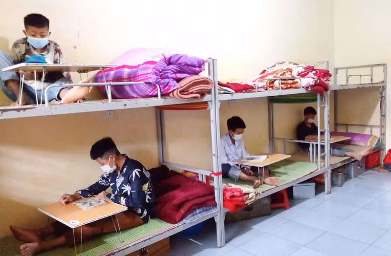 Học sinh ăn ở tập trung, nội bất xuất, ngoại bất nhập để phòng dịch.