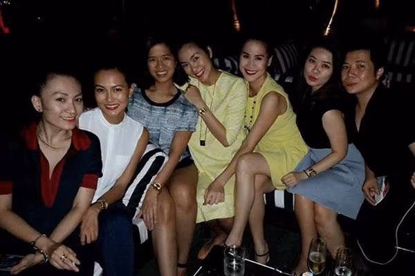 Tăng Thanh Hà khoe bụng bầu, rạng rỡ trong bữa tiệc tân niên