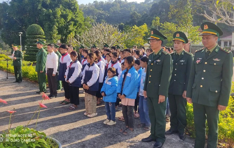 Giáo viên, học sinh Trường PTDTBT Tiểu học Leng Su Sìn trong buổi “Trải nghiệm sáng tạo giao lưu học đường”.