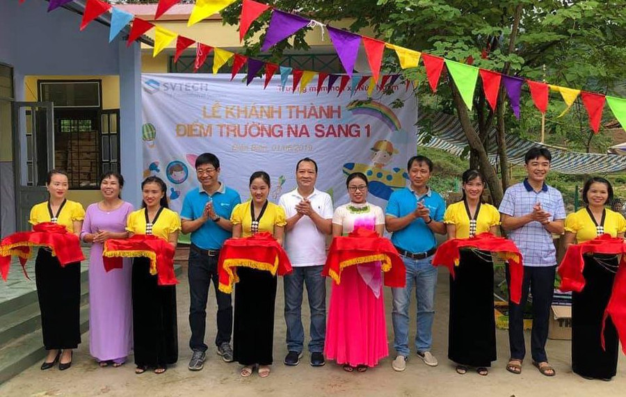 Nhà giáo Nguyễn Thị Nga (thứ 2 từ trái sang) cùng các nhà tài trợ cắt băng khánh thành điểm trường Na Sang 1. Nhà giáo Nguyễn Thị Nga (thứ 2 từ trái sang) cùng các nhà tài trợ cắt băng khánh thành điểm trường Na Sang 1.
