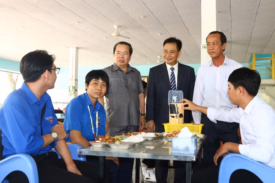 Lãnh đạo tỉnh Kiên Giang và lãnh đạo Trường ĐH Kiên Giang thăm bếp ăn “Suất ăn yêu thương” cho sinh viên hoàn cảnh khó khăn.