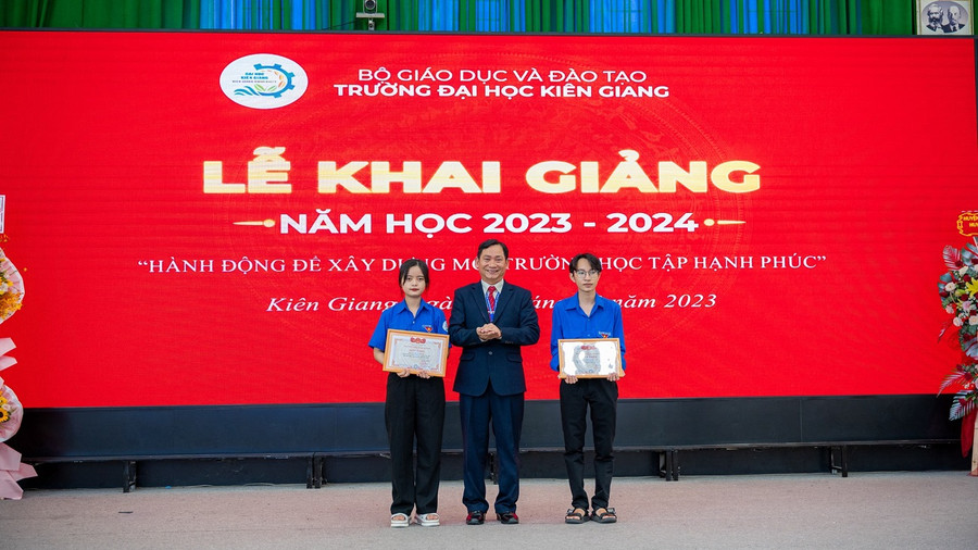 Lãnh đạo Trường ĐH Kiên Giang trao học bổng cho 2 thủ khoa tuyển sinh đầu vào năm 2023. Lãnh đạo Trường ĐH Kiên Giang trao học bổng cho 2 thủ khoa tuyển sinh đầu vào năm 2023.