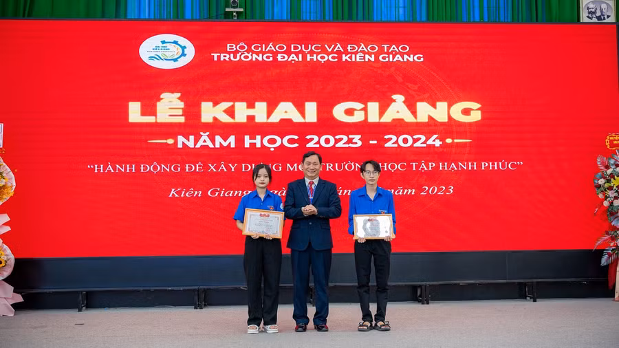 Lãnh đạo Trường ĐH Kiên Giang trao học bổng cho 2 thủ khoa tuyển sinh đầu vào năm 2023.