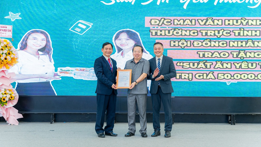 Đồng chí Mai Văn Huỳnh - Phó Bí thư Thường trực Tỉnh ủy, Chủ tịch HĐND tỉnh Kiên Giang (giữa) trao hỗ trợ quỹ ủng hộ “Suất ăn yêu thương”. Đồng chí Mai Văn Huỳnh - Phó Bí thư Thường trực Tỉnh ủy, Chủ tịch HĐND tỉnh Kiên Giang (giữa) trao hỗ trợ quỹ ủng hộ “Suất ăn yêu thương”.