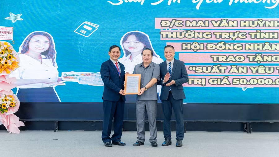 Đồng chí Mai Văn Huỳnh - Phó Bí thư Thường trực Tỉnh ủy, Chủ tịch HĐND tỉnh Kiên Giang (giữa) trao hỗ trợ quỹ ủng hộ “Suất ăn yêu thương”.