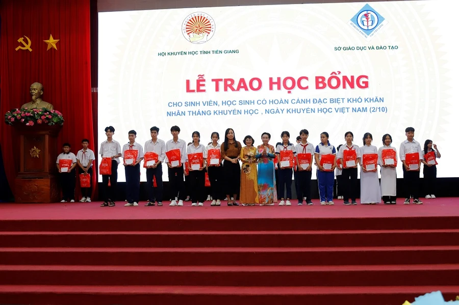 PGS.TS Trương Thị Hiền - Phó Chủ tịch Trung ương Hội Khuyến học Việt Nam và Chủ tịch Hội Khuyến học tỉnh Tiền Giang Đồng Thị Bạch Tuyết, nhà hảo tâm trao học bổng cho HS.