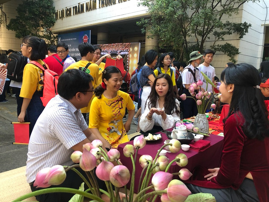 Thưởng thức trà ngay tại sân trường