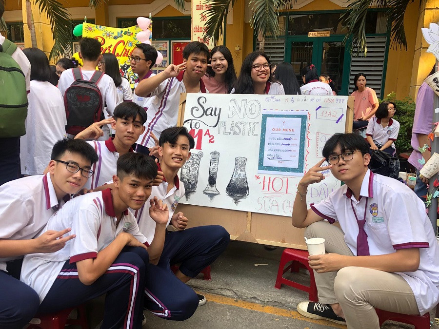 Gian hàng của lớp 11A2 với thông điệp - Nói không với rác thải nhựa. Các em bán đồ uống đựng bằng ly giấy, ống hút giấy