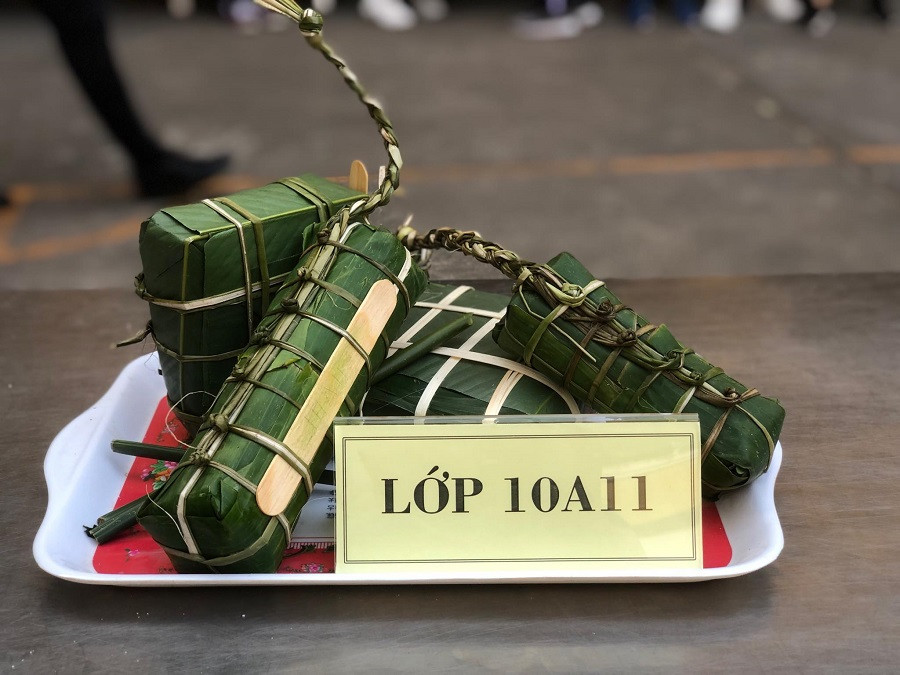 Lớp 10A11 Trường THPT Trưng Vương đạt giải Nhất cuộc thi gói bánh chưng, bánh tét khối 10