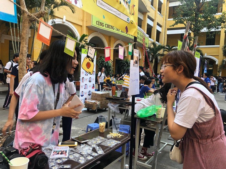Gian hàng chụp ảnh lấy ngay của CLB Báo chí truyền thông Trường Trưng Vương