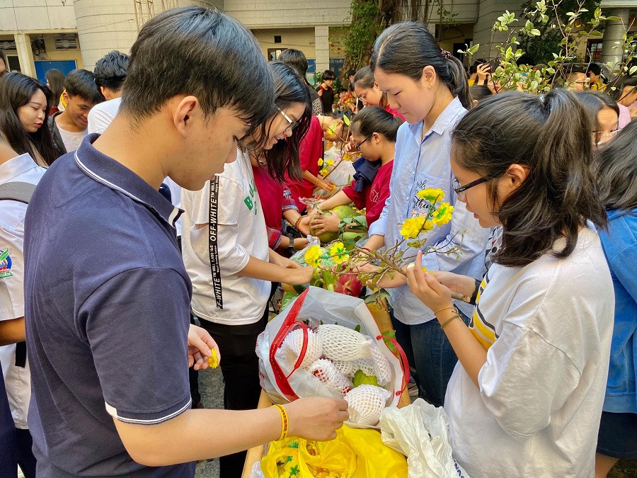 Teen Bùi Thị Xuân tham gia thi trang trí mâm cỗ ngày Tết