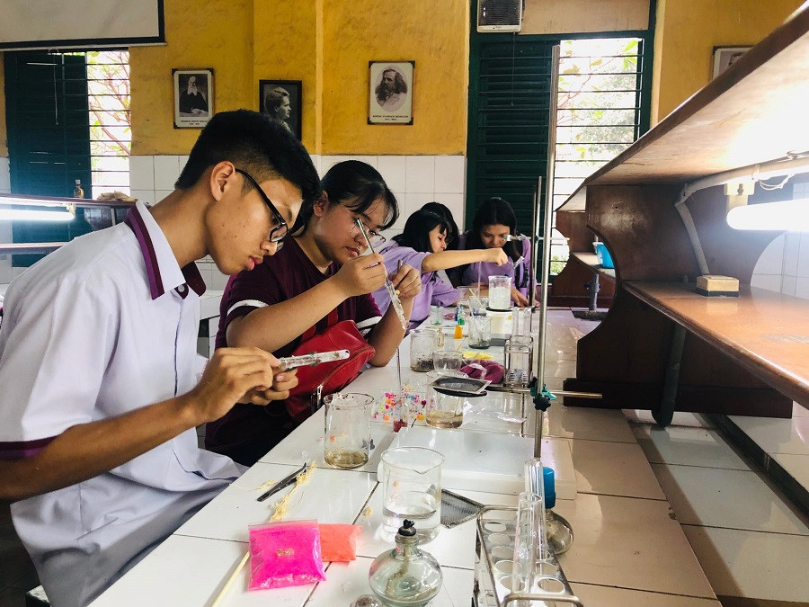 Học sinh thích thú trải nghiệm tại "gian hàng" của CLB Hóa học Trường Trưng Vương