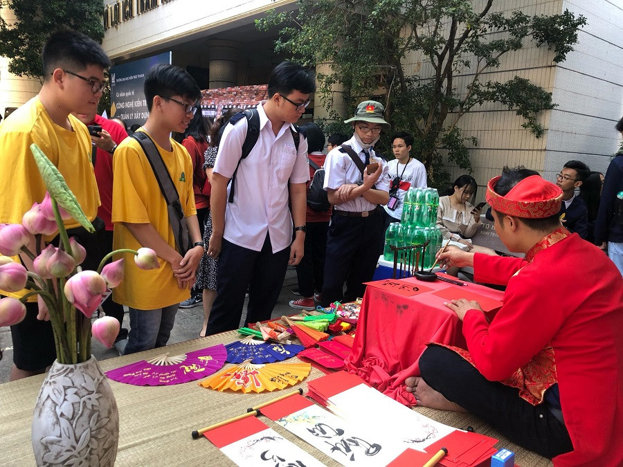 Học trò xin chữ mong một năm mới bình an, hạnh phúc