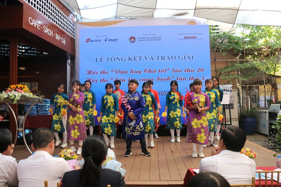 Học sinh tham gia biểu diễn văn nghệ tại lễ tổng kết và trao giải