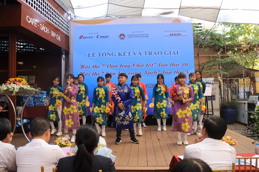 Học sinh tham gia biểu diễn văn nghệ tại lễ tổng kết và trao giải