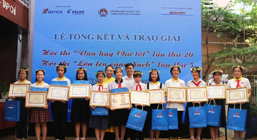 Trao giấy khen cho học sinh xuất sắc tại hội thi Lớn lên cùng sách