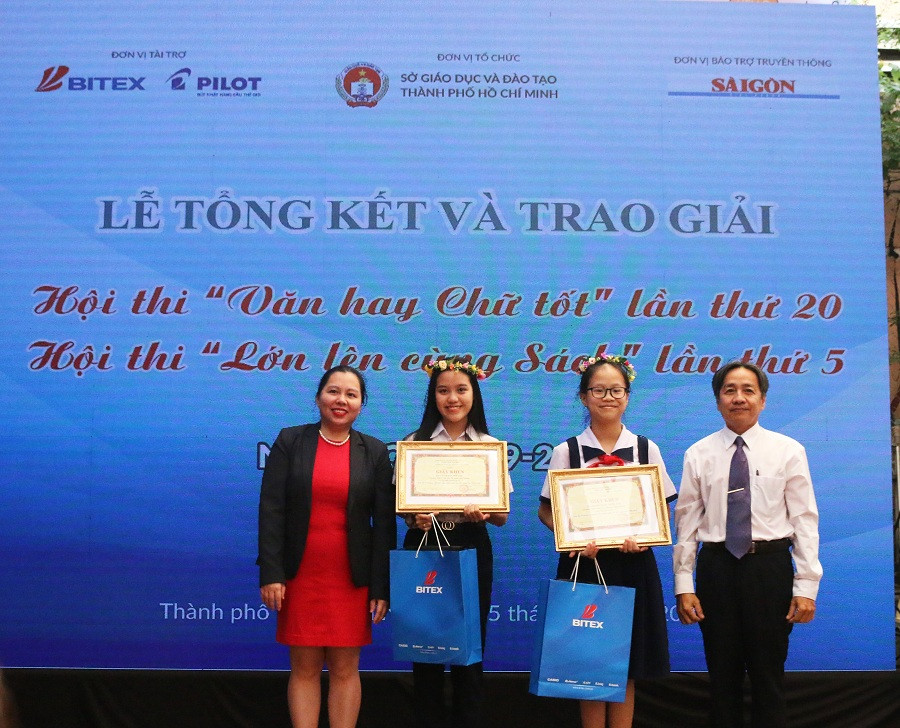 Niềm vui của các em học sinh nhận giải