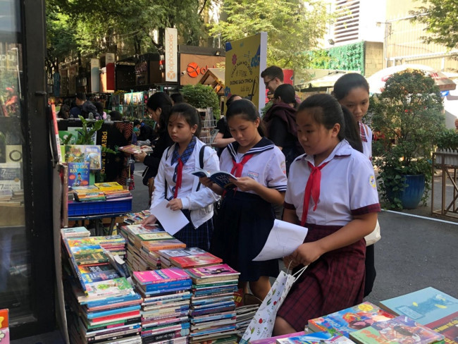 Học sinh tìm hiểu và tham gia thử thách tại đường sách TP.HCM Học sinh tìm hiểu và tham gia thử thách tại đường sách TP.HCM