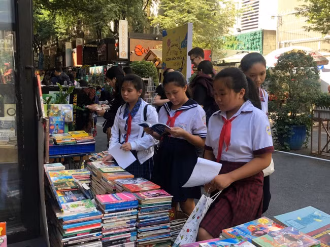 Học sinh tìm hiểu và tham gia thử thách tại đường sách TP.HCM