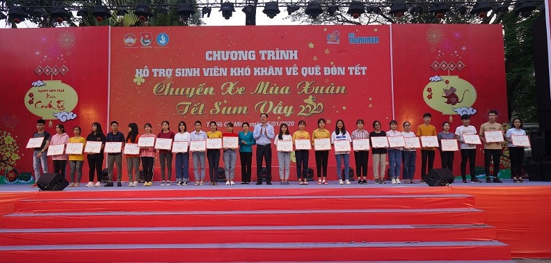 Các sinh viên nhận vé tượng trưng của chương trình