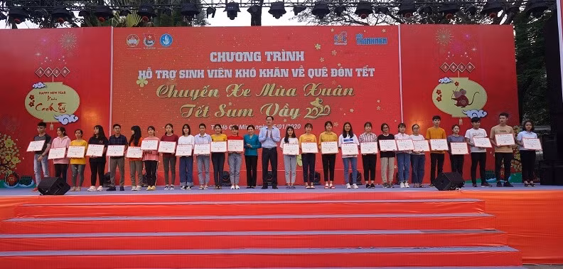 Các sinh viên nhận vé tượng trưng của chương trình Các sinh viên nhận vé tượng trưng của chương trình