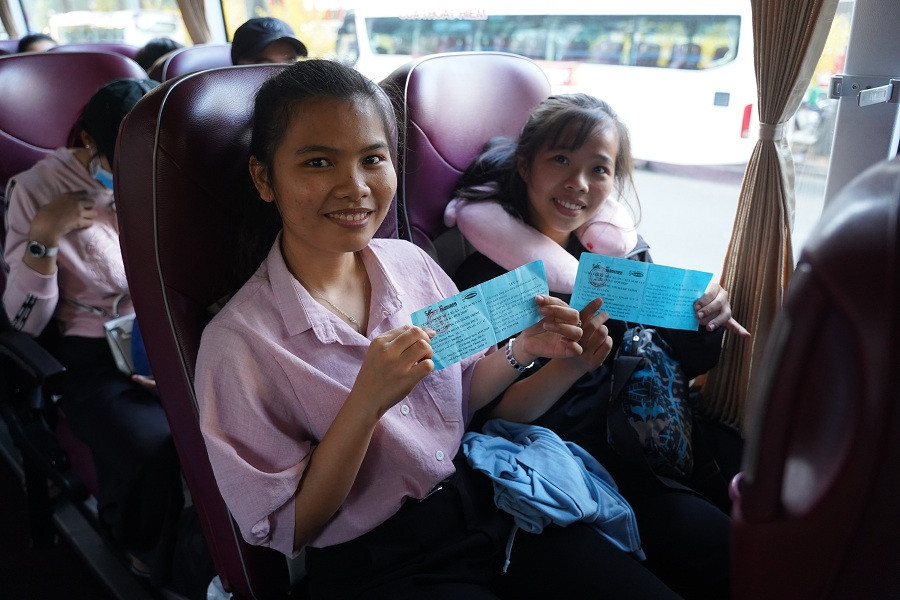 Niềm vui trên chuyến xe mùa xuân