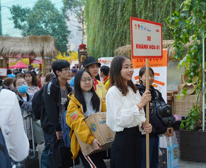 Các sinh viên đến từ tỉnh Khánh Hòa trước giờ lên xe