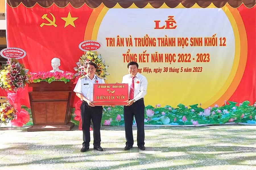 Thượng tá Nguyễn Văn Đương - Phó Chính ủy Lữ đoàn 962 trao tặng 10 bình lọc nước cho Trường THPT thị trấn Cây Dương, huyện Phụng Hiệp, tỉnh Hậu Giang. 