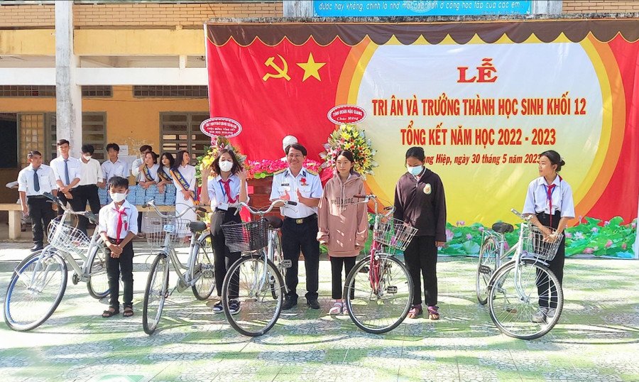 Trao tặng 15 xe đạp cho học sinh khó khăn Trường THPT thị trấn Cây Dương (huyện Phụng Hiệp, tỉnh Hậu Giang).