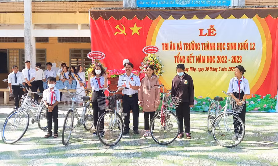 Trao tặng 15 xe đạp cho học sinh khó khăn Trường THPT thị trấn Cây Dương (huyện Phụng Hiệp, tỉnh Hậu Giang).