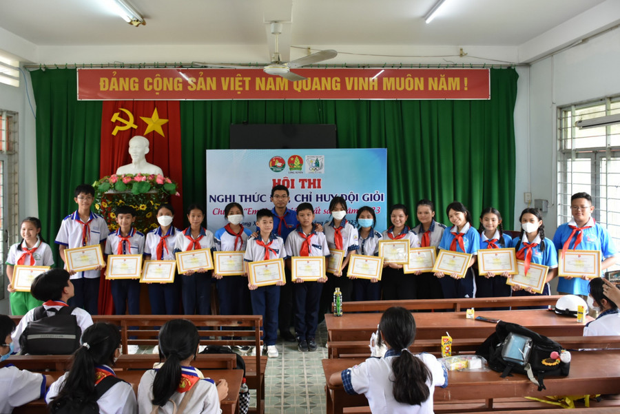 Ban tổ chức trao giải cho các nhân đạt giải Khối THCS. Ban tổ chức trao giải cho các nhân đạt giải Khối THCS.
