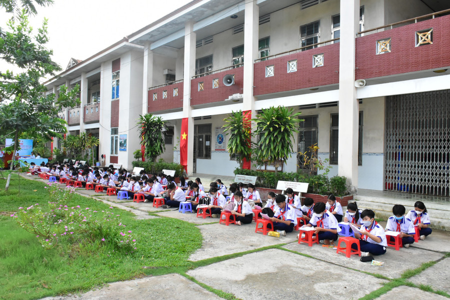 Một vài phần thi diễn ra trong hội thi. Một vài phần thi diễn ra trong hội thi.