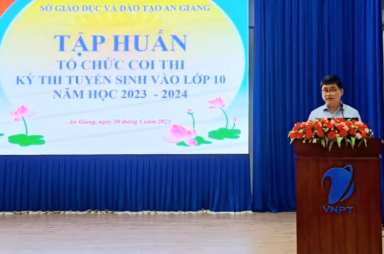 Ông Nguyễn Quốc Khanh - Phó GĐ Sở GD&amp;ĐT An Giang phát biểu tại hội nghị.