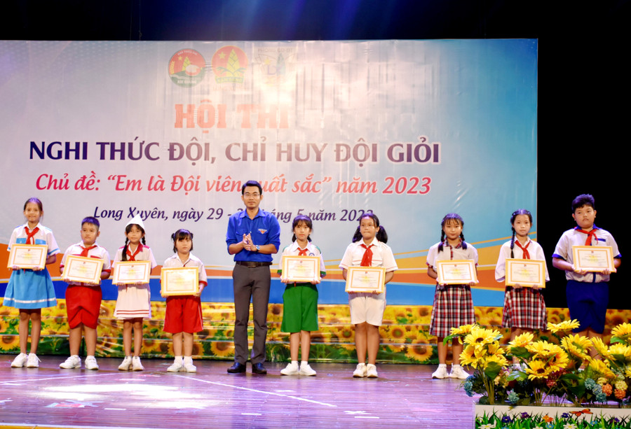 Ban tổ chức trao giải cho các tập thể đạt giải Khối Tiểu học. Ban tổ chức trao giải cho các tập thể đạt giải Khối Tiểu học.
