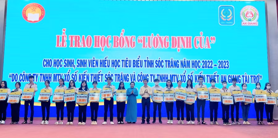 Bà Hồ Thị Cẩm Đào - Phó Bí thư Thường trực Tỉnh ủy, Chủ tịch HĐND tỉnh Sóc Trăng trao học bổng cho HS.