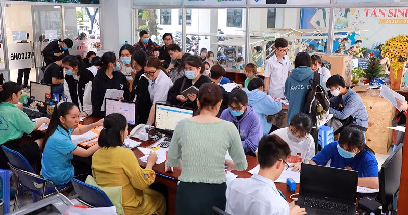 Thí sinh nộp hồ sơ xét tuyển vào HUFI.