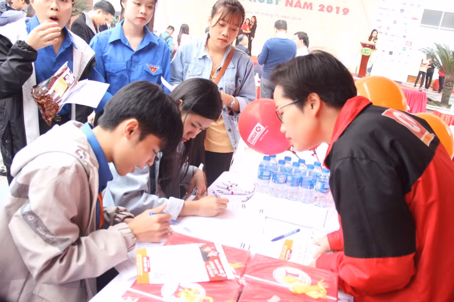 Thí sinh tham dự ngày hội tư vấn tuyển sinh, hướng nghiệp (ảnh phải). Ảnh: TG