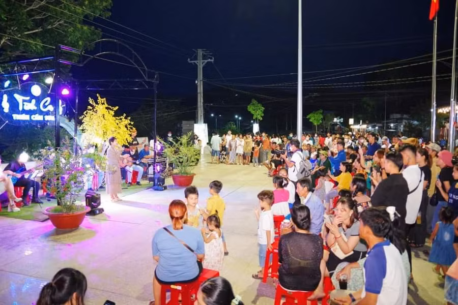 Đêm nhạc Tình ca Thiên Cấm sơn tổ chức tại Núi Cấm thu hút khá đông khách du lịch đến thưởng thức