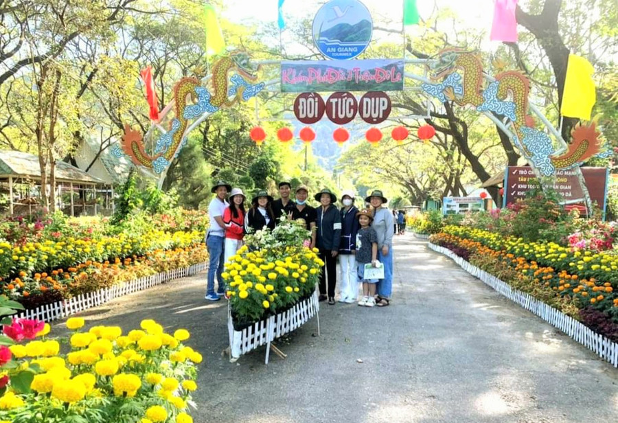 Du khách tham quan đồi Tức Dụp - Khu di tích lịch sử nổi tiếng ở An Giang. Du khách tham quan đồi Tức Dụp - Khu di tích lịch sử nổi tiếng ở An Giang.