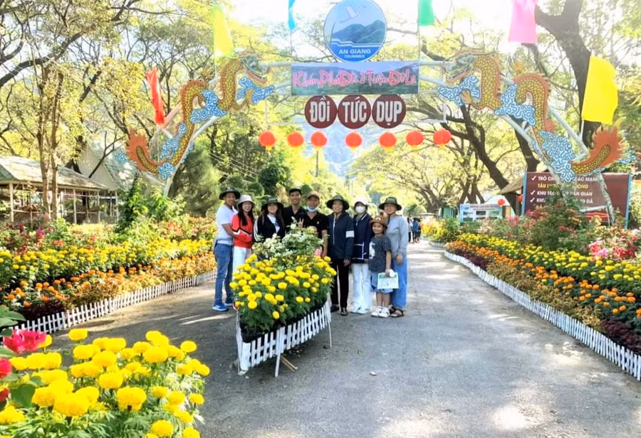 Du khách tham quan đồi Tức Dụp - Khu di tích lịch sử nổi tiếng ở An Giang.