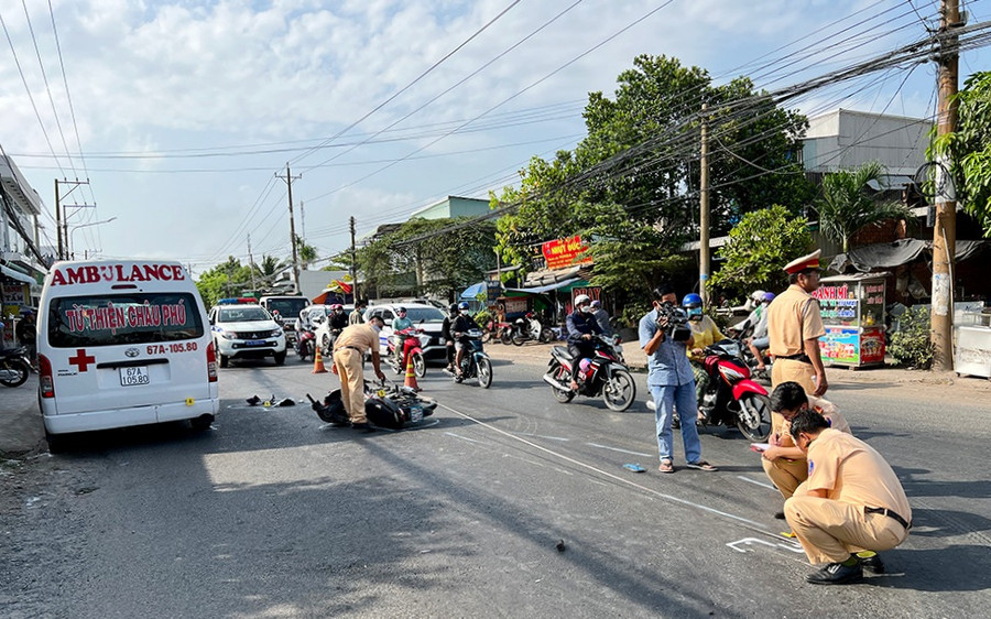 Lực lượng chức năng tổ chức khám nghiệm hiện trường. (ảnh: Tiến Tầm) Lực lượng chức năng tổ chức khám nghiệm hiện trường. (ảnh: Tiến Tầm)